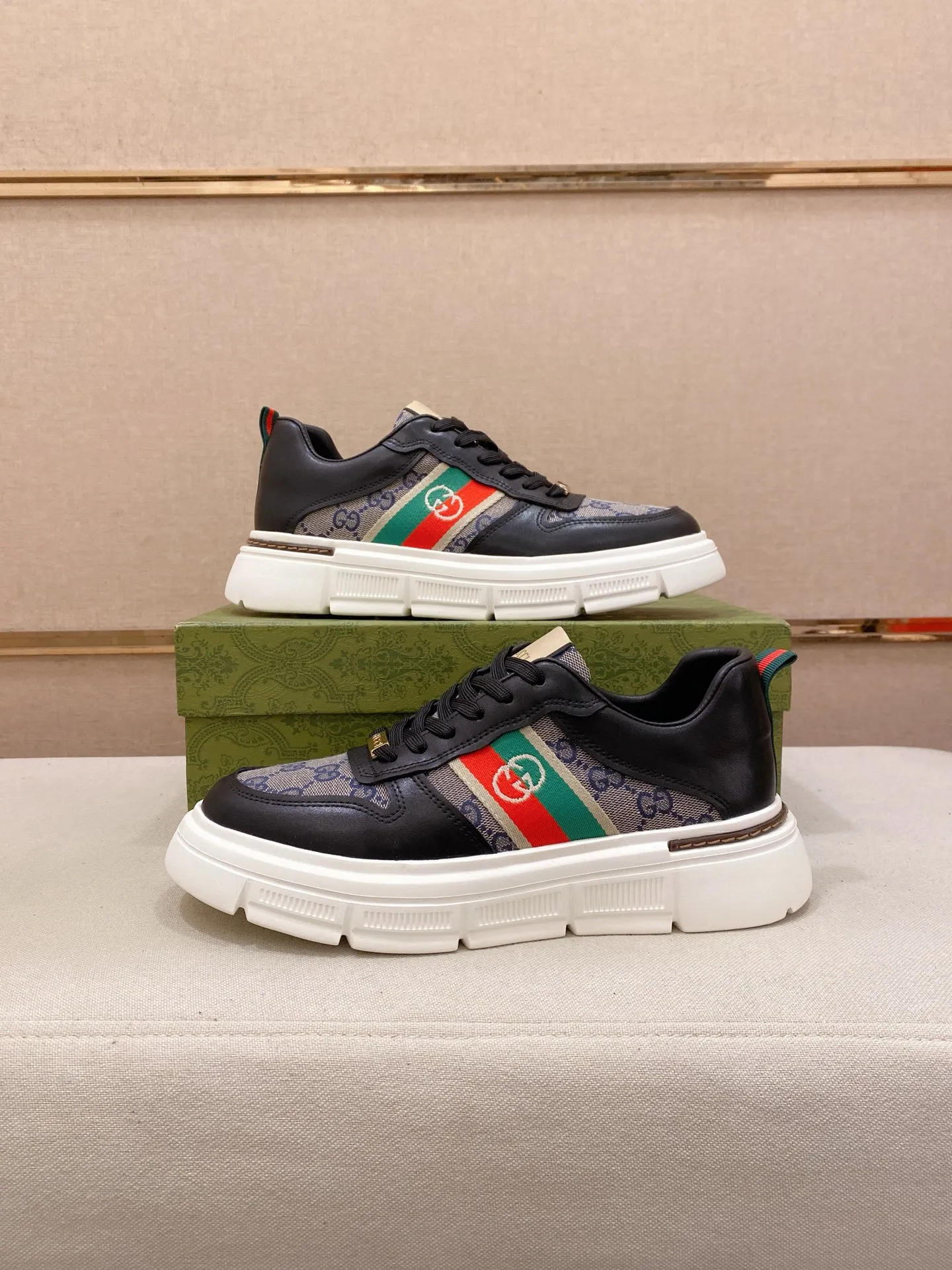 Factory price 400💰New GUCCI (Gucci) counters are on the market at the same time, new men's shoes, 😘fabrics are selected imported cowhide, lining: sheepskin lining. 👍🏿 High-end ☄️ air-cushion molded anti-slip rubber outsole, exquisite lines, simple and elegant, comfortable and high-end for leisure travel. Code number: 38 to 44 (45 can be customized and cannot be returned or exchanged)